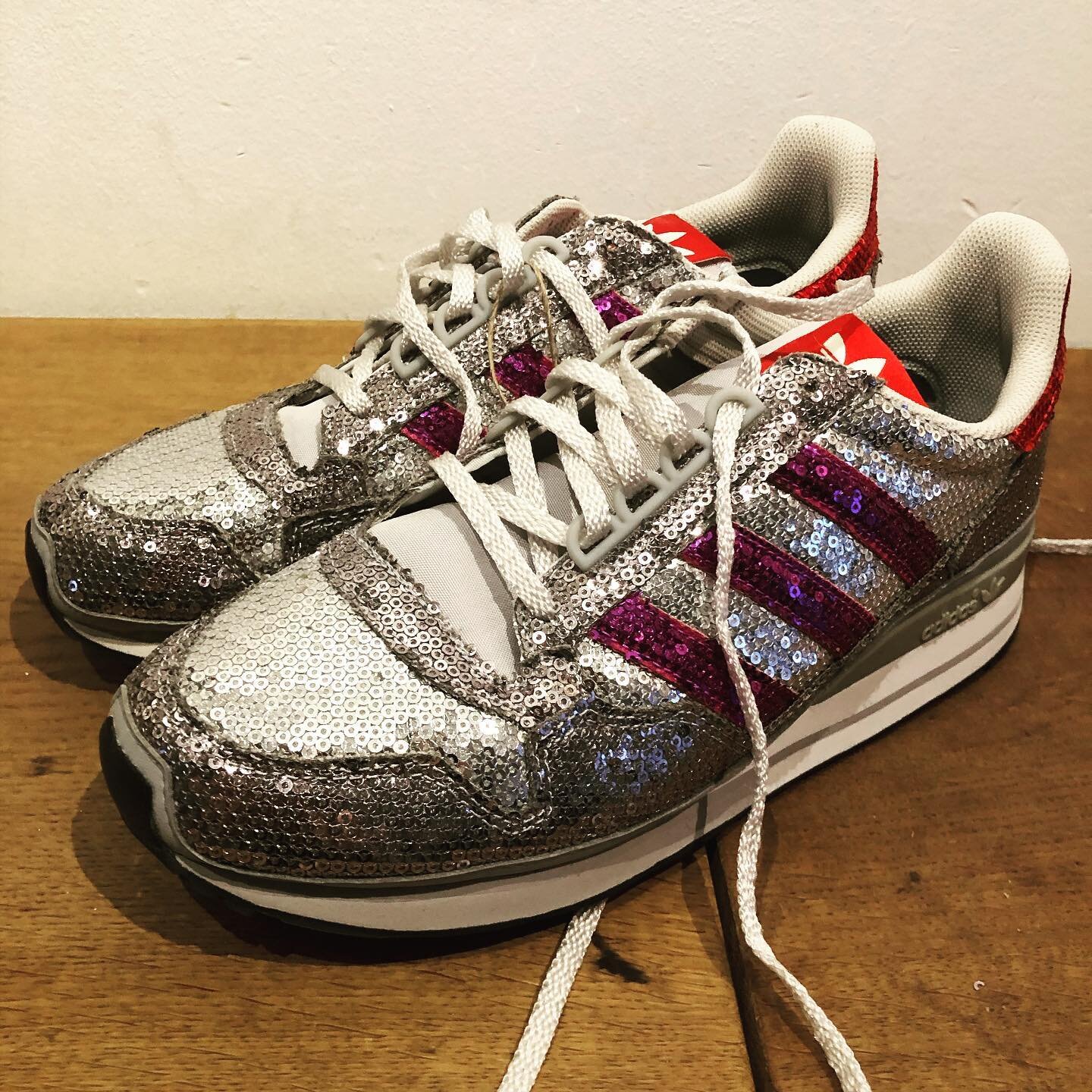 Als t kan, dan graag m&eacute;t glitters. Juist op dinsdag. Danku #paillet #glans #glitter #sterrenbeeld:kraai @adidas