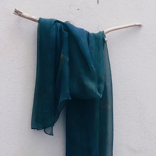 Like a waterfall on a mountain lake... emotions arise and flow into the blue green. ...
#mondays #emotions #blue #melancholia #longing #vulnerable #naturaldye #botanicalcolors #indigo #ecoprint # #openstudio79dyes #slowcolor #dyersofig #livecolorfull