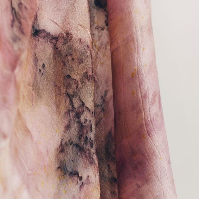 Soft pale colors &amp; drape. This morning I would love to cuddle in it... Tonos pastel suaves &amp; delicados. Esta ma&ntilde;ana me quiero sumergir en ellos... #openstudio79dyes #naturaldye #slowcolor #livecolorfully #pastel #softpink #dyersofig #m