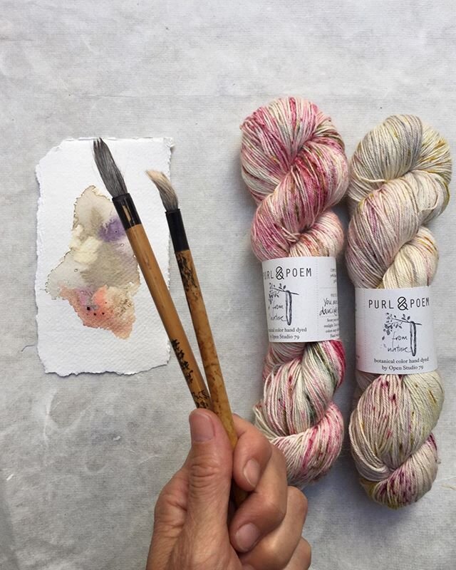 When studying Fine Arts... who would have told me that I would paint yarns, papers and textiles with colors from Nature! .
But if I think back to childhood I already liked to squeeze juice out of berries or cook rose petal soups. .
Always listen to t