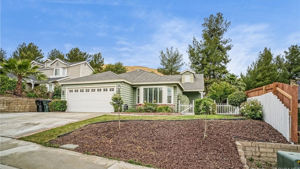 SOLD // 28189 Royal Rd Castaic, CA 91384 // 3 beds 2 baths 1,319 sqft