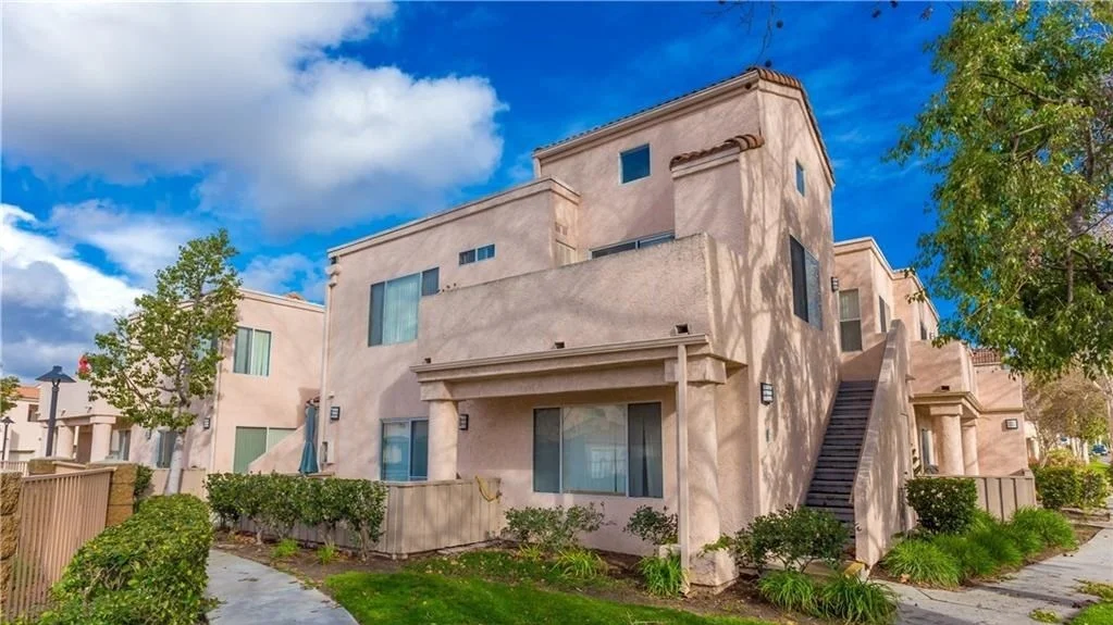 SOLD //24410 Valle Del Oro UNIT 102 Santa Clarita // 2 beds 2 baths 829 sqft