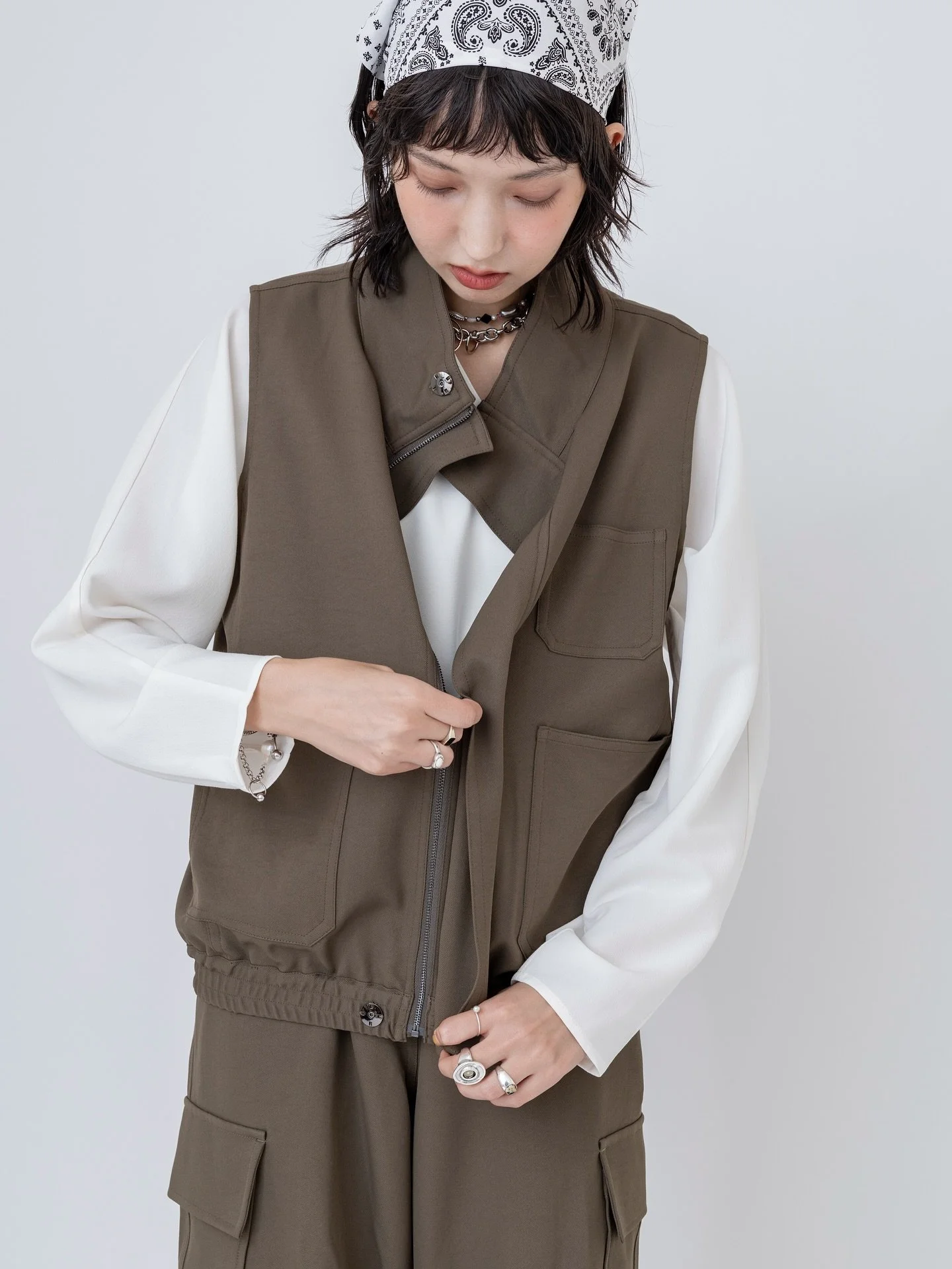 Our utility vest was made to be a stylish layering piece, an update of the classic gilet, cut in technical fabric. An ideal travel companion, anti-crease and machine washable.