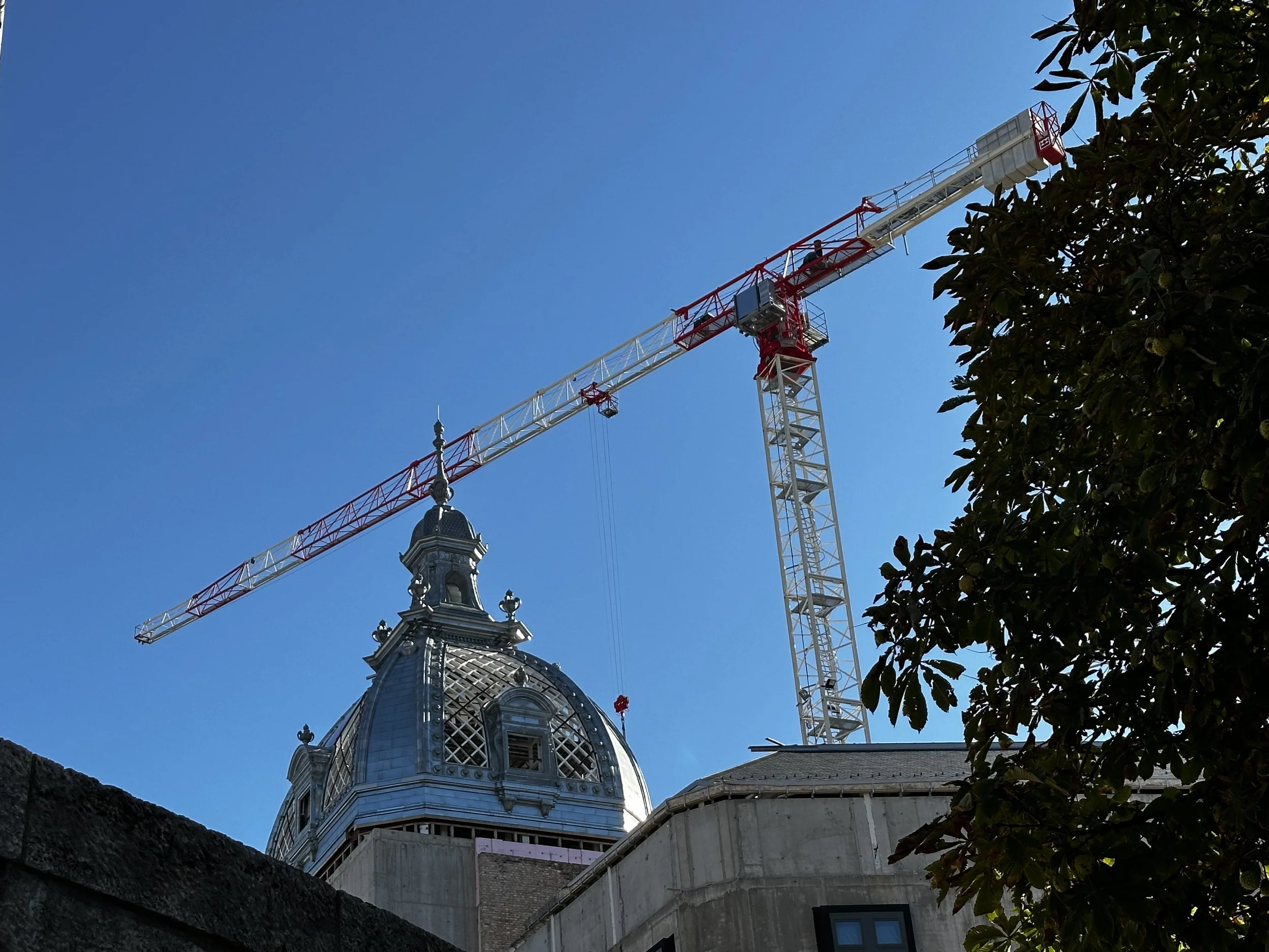 Buda Castle District Crane over the Honvéd Főparancsnokság 