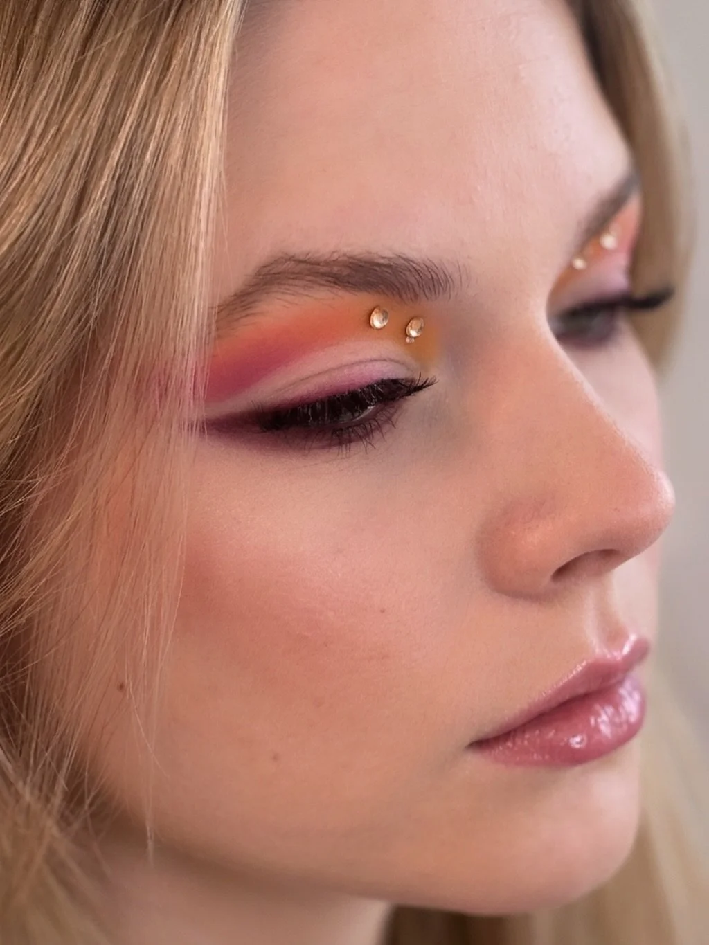 Sunset Eyes &amp; Diamond Skies. 🌅✨

Luana liebt es, mit Farben zu spielen, die sich wie ein Sonnenuntergang auf der Haut anf&uuml;hlen. Die kleinen Details machen hier den Unterschied. Was sagt ihr zu den Akzenten mit den Steinchen &ndash; Yay or N