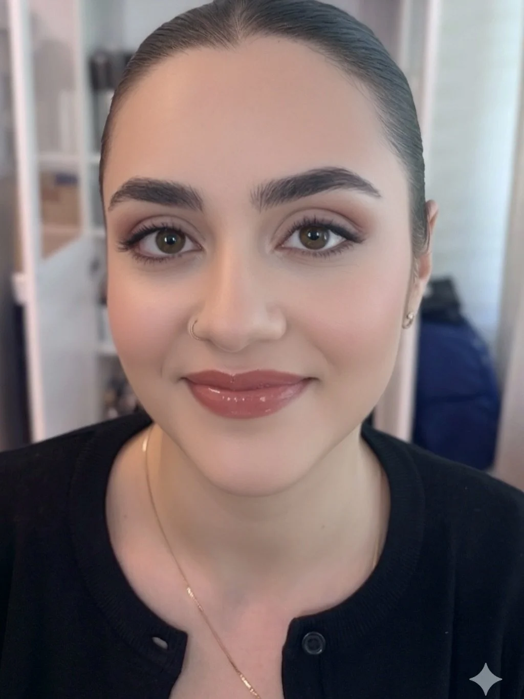 Dieses Make-up ist ein Paradebeispiel f&uuml;r moderne, minimalistische &Auml;sthetik. Im Fokus steht ein Look, der die individuellen Vorz&uuml;ge unterstreicht, statt sie zu &uuml;berdecken:

Beautiful Natural Brows

Radiant Skin: Eine makellose, st