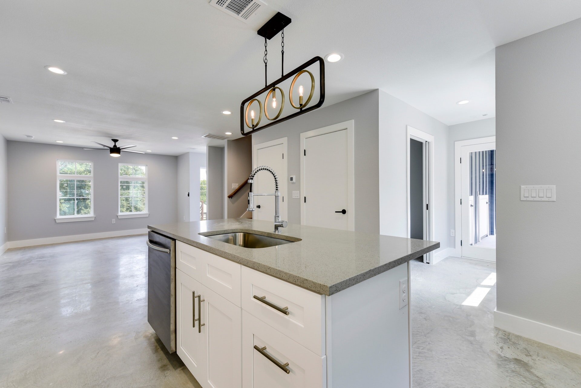 003-322221-1210 Luna St 03_8063432.jpg