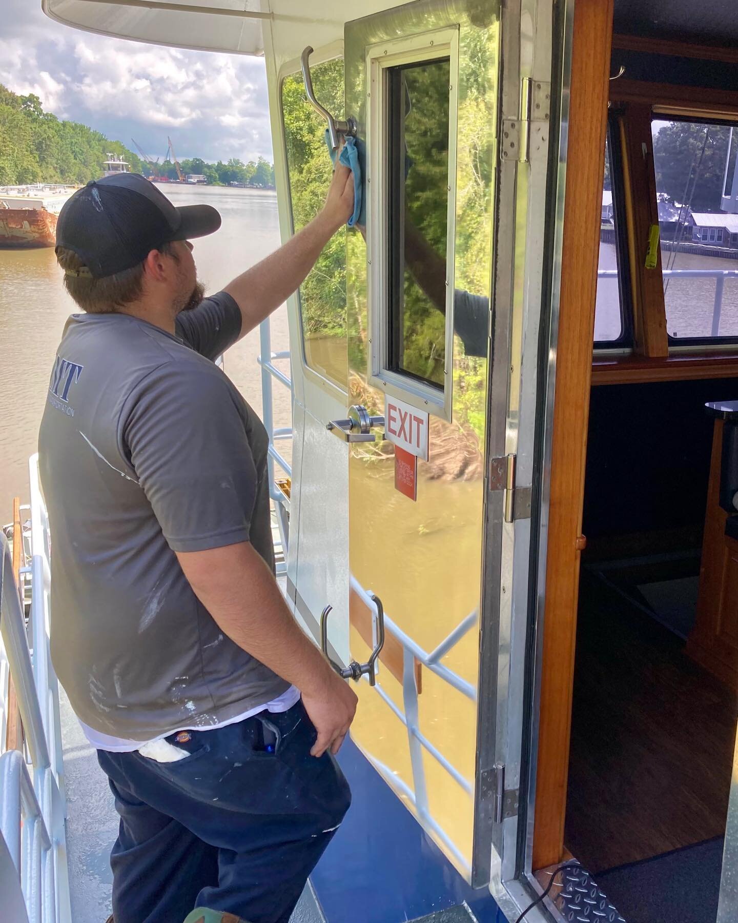 Jeremy Scholz getting that mirror finish on the M/V Jerry Porche doors keeping their vessel looking beautiful ✨✨✨
Thanks Captain Jade O&rsquo;Neal for sharing!
🤩⛴⚓️🤩
.
.
.
#mvjerryporche #prideinyourride #towboat #pushboat #towboatlife #shiny #mirr
