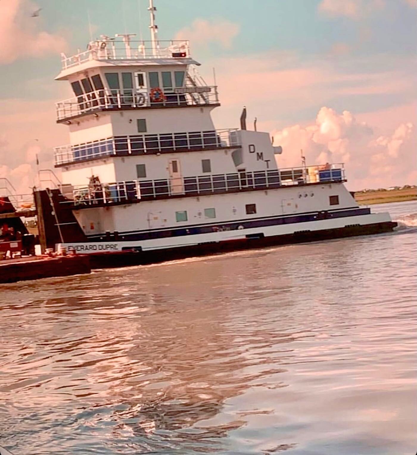 Happy Friday with an awesome pic of the M/V Everard Dupre shared by Brett Verdin @brett_anthony_ 
Everyone have a safe and amazing weekend!
🤩⛴⚓️🌟
.
.
.
#mveverarddupre #happyfriday #towboat #pushboat #towboater #lookinggood #weekendvibes #towboatli