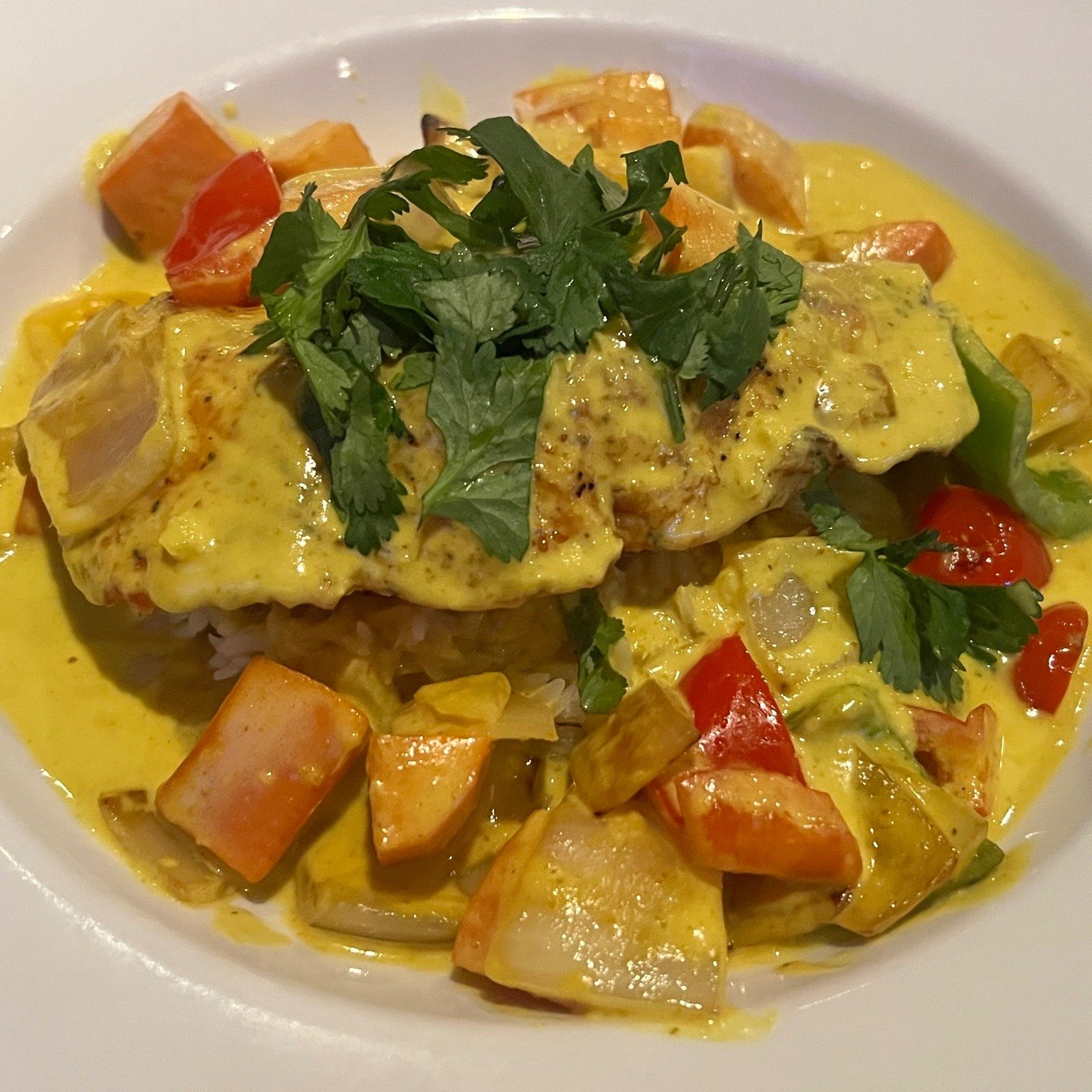 Tonight's dinner special! 
::: Pan seared salmon on top of basmati rice with yellow curry, red bell pepper, green bell pepper, onion and carrots. Garnished with cilantro ::: 😍😍😍🤤