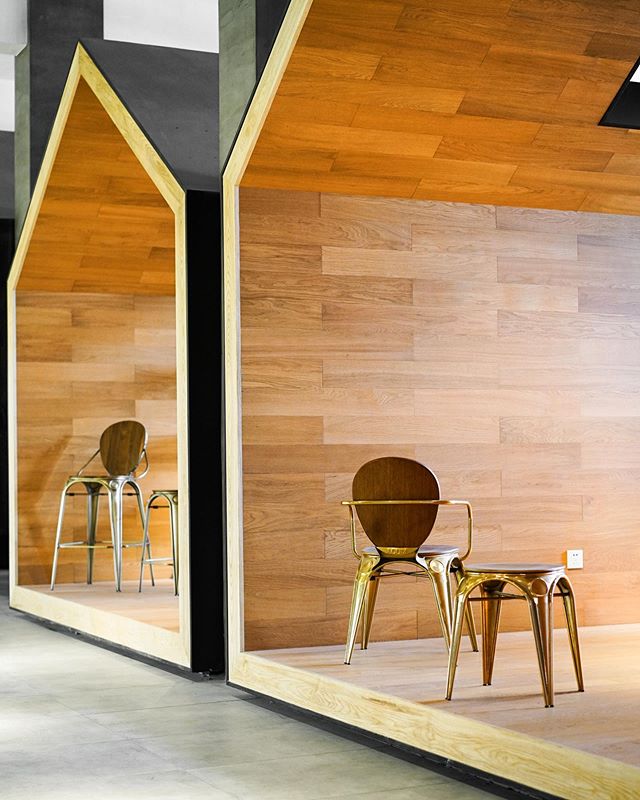 Mmmmm walnut and rose gold industrial pieces from @vorsen_au have us thinking about how to turn those modern build-outs into some killer collaboration nooks 🤔
.
#workplaceculture #modernindustrial #glamindustrial #officefurniture #coworking #coworki