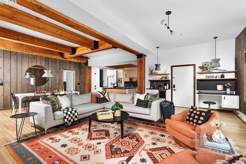 🏔️ Calling all of you mountain-loving fabulous ski bunnies! ⛷️ 
This property, located just over an hour away from Portland in downtown Government Camp, is ready for you to call home just in time for this ski season. This recent renovation is stunni