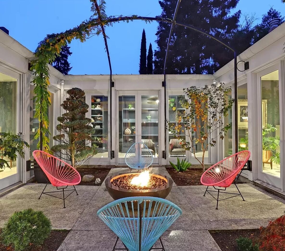 🌳 Are you looking to move to a mid-century atrium home that feels like it is featured inside the pages of Architectural Digest? I&rsquo;ve found the place just for you- high in the Southwest hills and just above the center of the city! 💫 
.
From th
