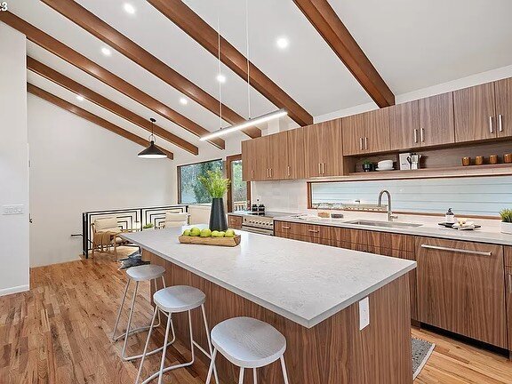 An updated Mid-Century Modern on a 1/4 acre in Bridlemile is what we all want, right? Or, is it just me?
At any rate, this stunner is checking off so many boxes for me (except no pool 😢 😂) that I thought I would share&hellip;
It offers vaulted ceil