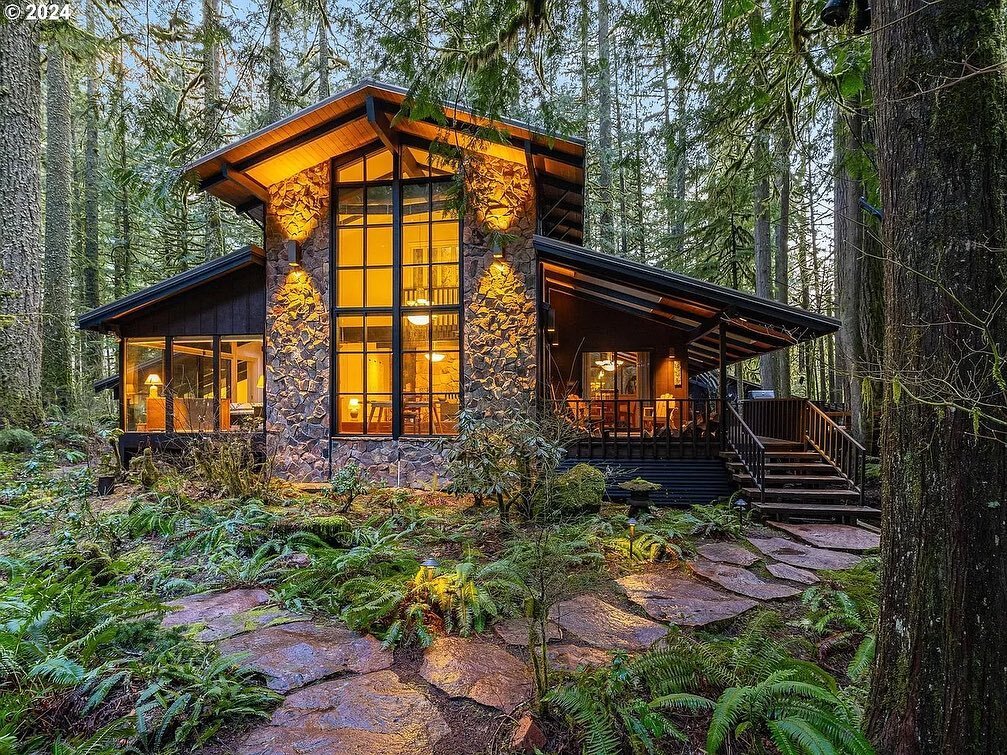 🤩 UNBELIEVABLE MCM IN THE FOREST near Mt. Hood- Mad Men Meets Mountain 🌲 
.
Ten photos isn&rsquo;t enough! This incredible Pacific NW Style mid-century sits on 2 peaceful acres and backs to National Forest. It&rsquo;s 15 minutes from Mt. Hood Skibo