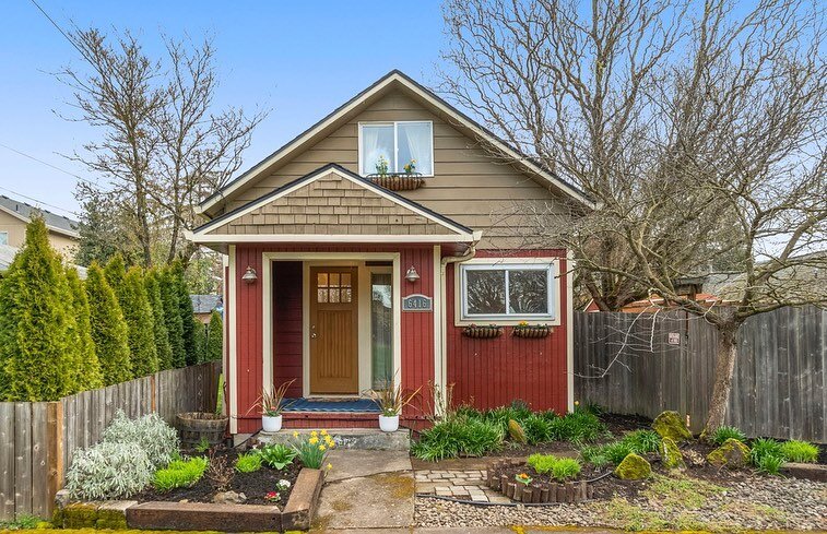 JUST LISTED BY MOI 💋 
.
The perfect updated detached home with a yard in SE Portland under $320k doesn&rsquo;t exi&hellip;&hellip;&hellip;
Yes. Yes, it does!
.
This delightful home is an ideal choice for first-time buyers or those seeking a rare upd