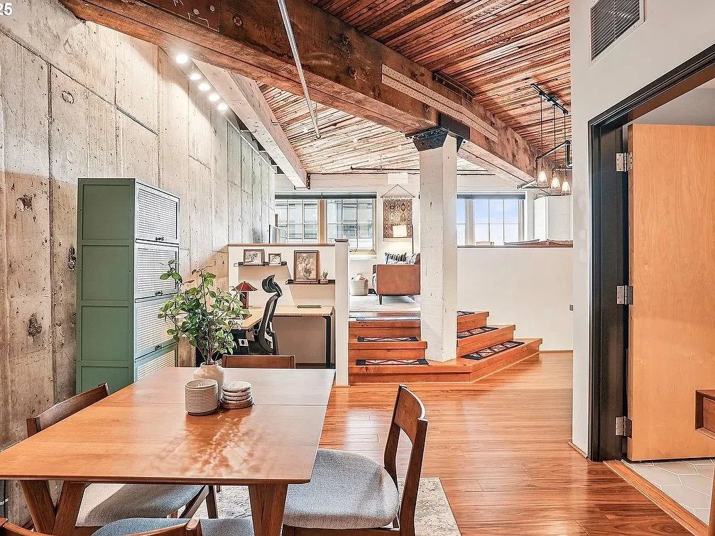 💋 JUST LISTED BY MOI 💫 
If I had my dream come true (and fewer belongings 😏 IYKYK,) I would 💯 percent live the loft life. 💕 
.
This beautifully updated loft in the heart of the Pearl District offers an incredible opportunity for Veterans and act