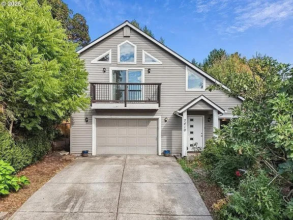 JUST LISTED BY MOI 💋 And she is priced to SELL! 🔥 
4 🛌 
3 🛀 
$675,000
7410 SW 54th Avenue Portland, OR
.
This contemporary 4 bedroom 3 bath home is located in the center of the highly coveted Maplewood neighborhood, just a block from Maplewood Co