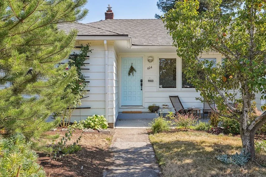 FURNISHED MID-TERM rental!
If you or someone you know is looking for a furnished rental for 2-6 months (possibly longer), please consider this beautiful Mid-Century with an expansive yard in NE Portland. Contact me for details!
.
2 🛌 
1 🛀
Detached 