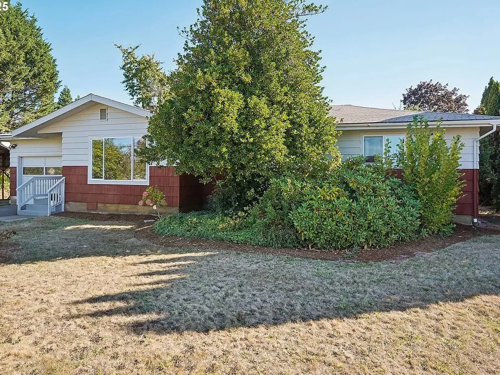 💋 JUST LISTED by me and @camilehauckhomes! Are you looking for a space away from the city-with lots of outdoor space? Come check out Independence, OR! 🌹 🍎 
.
This mid-century ranch-style home with modern farmhouse vibes sits on a spacious double c