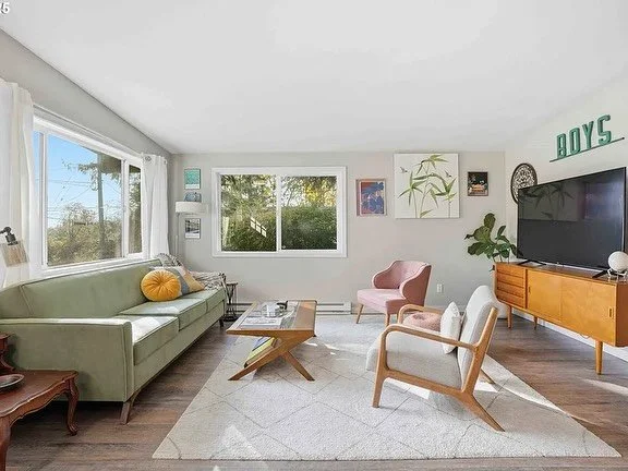 👙 CUTE MCM POOL HOUSE-Great Deal Alert! 🚨 
This updated mid-century ranch is located in one of the most-loved close-in SW Portland neighborhoods. Not only that, it is sold turnkey, which means it comes fully furnished, has an assumable 4.75% FHA in