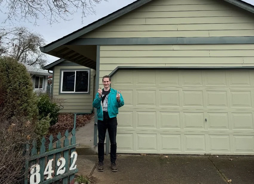 🏡 TWO sets of Brand New Keys on Christmas Eve Eve 🎄 🔑 
.
The real estate market is bopping along, folks! There are beautiful homes to be bought and sold and there are eager buyers and sellers ready to make moves!
I was thrilled to be able to get t