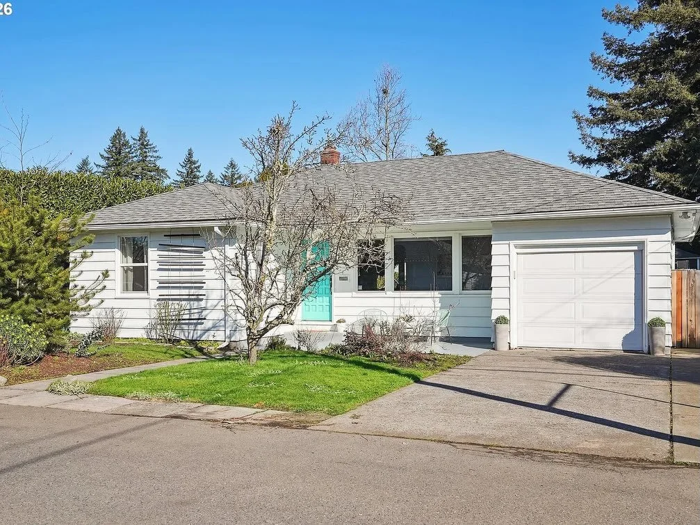 JUST LISTED BY MOI 💋 
The One!
.
This light and bright well-maintained home is a gem, offering mid-century vibes, as well as modern updates throughout. This house is a perfect place for those who are looking for a peaceful retreat and who also love 