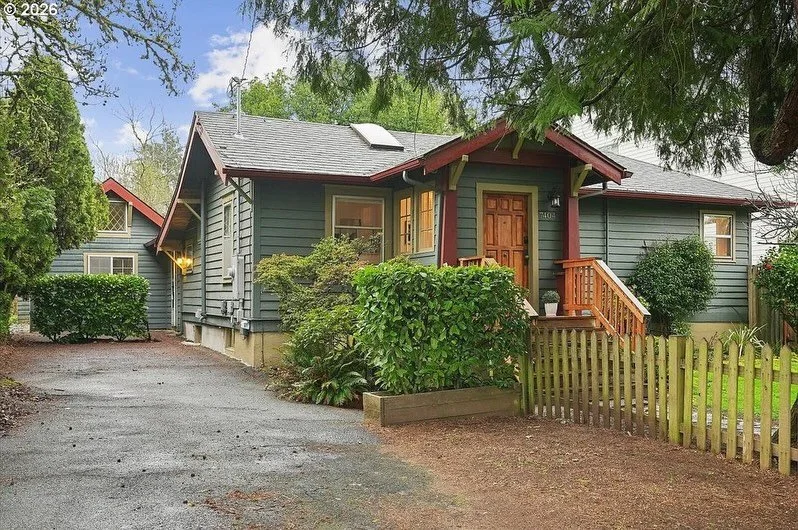 IDYLLIC MAPLEWOOD GARDENER&rsquo;S COTTAGE 🍇🫐🌻🌷 Open Houses Sat 3/28 &amp; Sun 3/29 from 12-2!
.
7404 SW 53rd Avenue in Portland
3 🛌 1 🛁 
2,121 sq ft 
0.15 Acres 
$565,000 
.
Located close to all of the shops, restaurants, and businesses of Mul