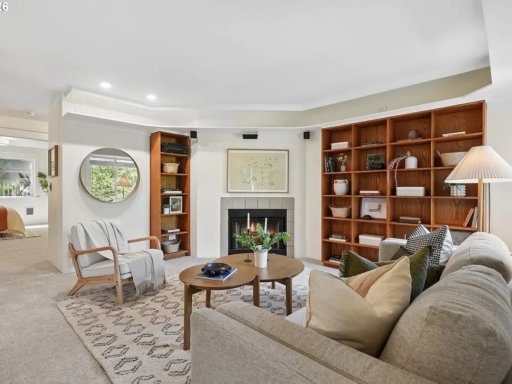 🏊&zwj;♀️ JUST LISTED BY MOI 💋 
Beautifully Updated End Unit Condo with Pool and Private Garage for $209k! 👙 
.
This beautifully updated end-unit condo offers a rare opportunity to enjoy low-maintenance living in the heart of West Linn, just minute