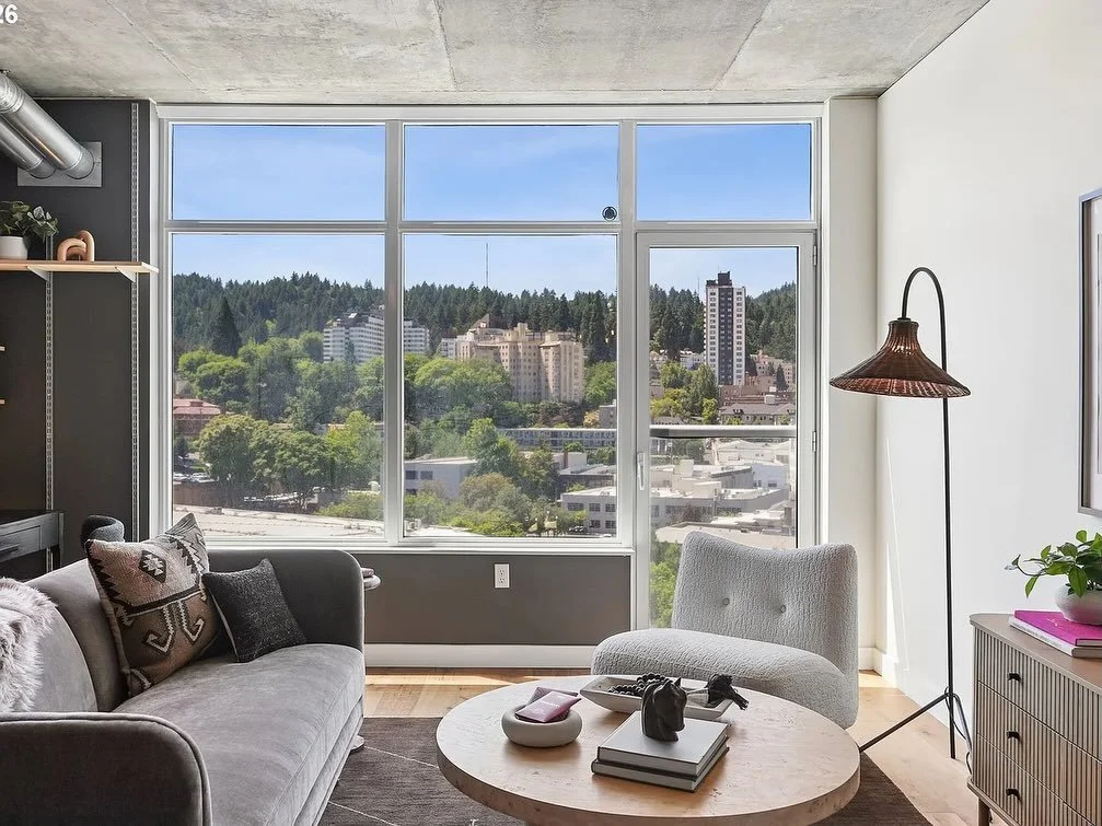 💋 JUST LISTED BY MOI 🏢
This stunning high floor 1 bedroom loft-style condo offers incredible views of the West Hills through floor-to-ceiling windows. High concrete ceilings and smooth white walls coupled with new engineered hardwood walnut floors,