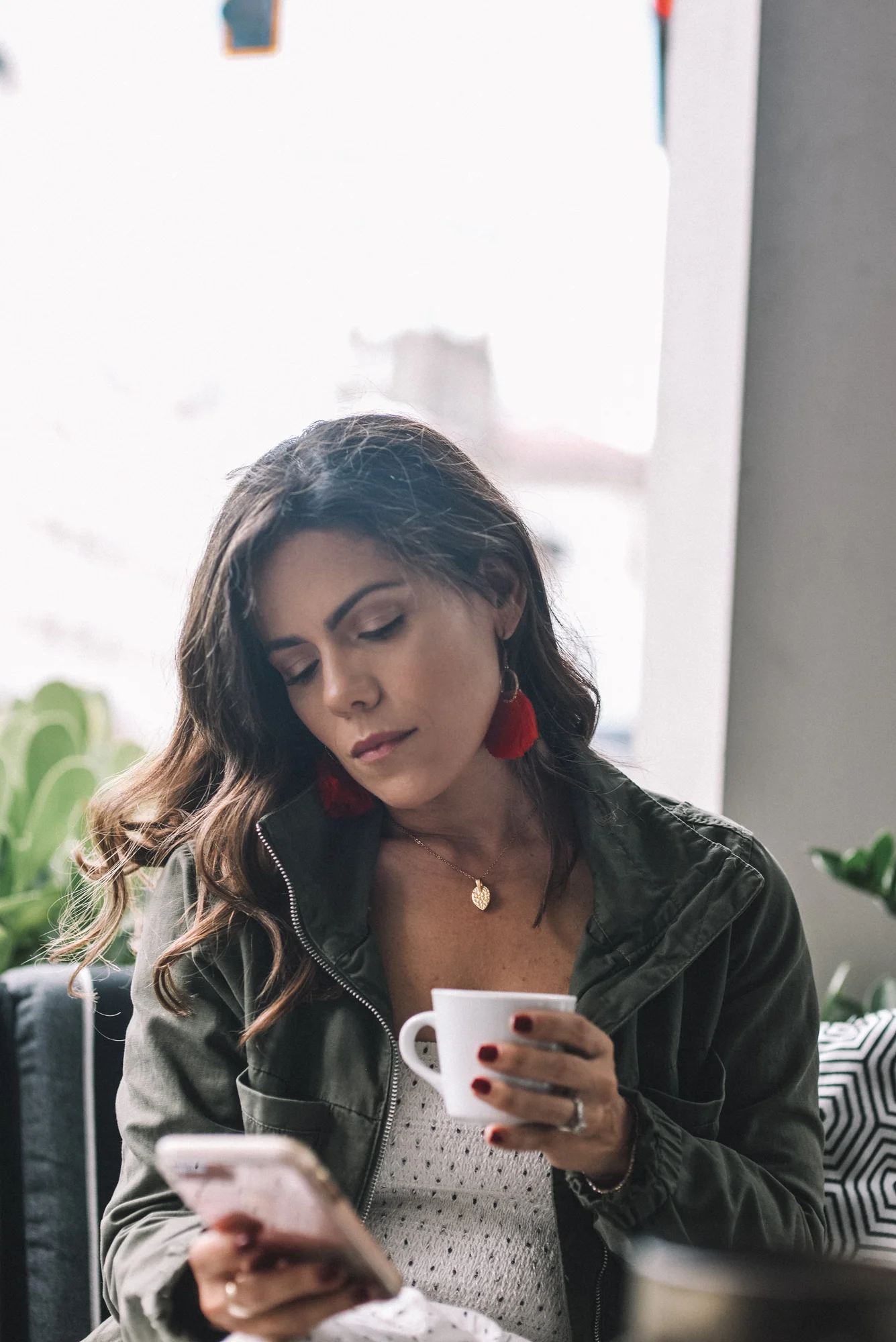 Con cafecito. Siempre el cafecito en mano.