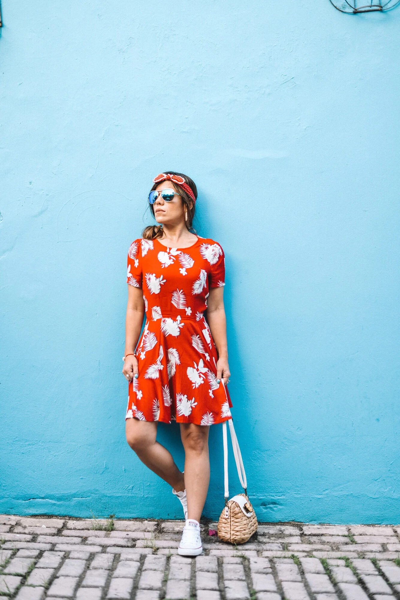 El rojo siempre es un color, que depende cómo lo llevamos, lo podemos usar todo el año. ¿Cómo llevaría este trajecito en esta temporada? Utilizaría unos “skinny jeans” como estos utilizaría un “scarf” bien fun como este o como este le podemos seguir dejando a nuestro “look”las tennis Converse también los podemos combinar con unas “flats” como estas .