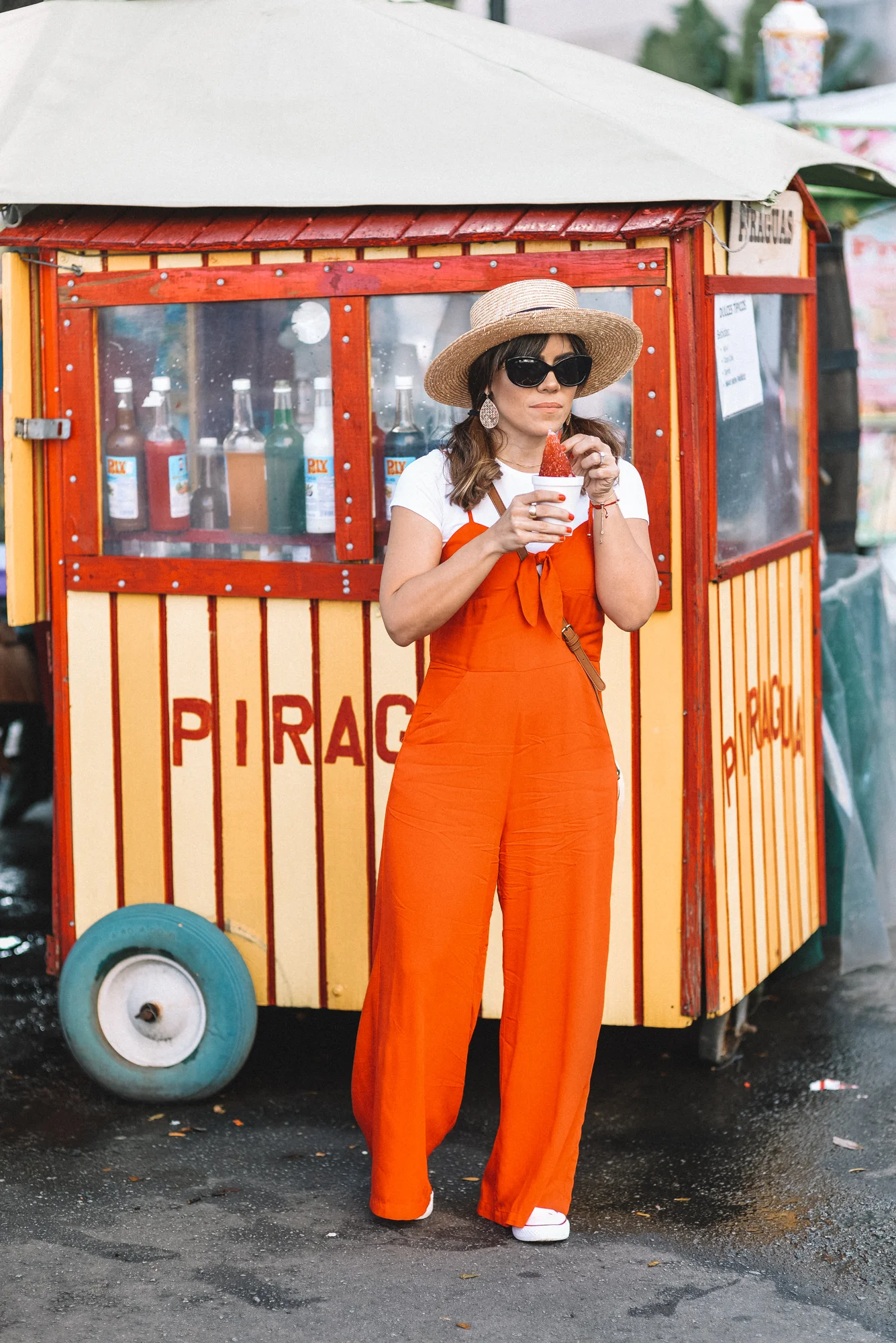 Este romper me gusta muchísimo y su color es muy versátil para llevarlo de diferentes formas, me encanta salir de lo que comúnmente vemos y este numerito lo llevaría con un “sweater” como este y entonces le doy este toquecito bien “stylish” y a su vez cómodo, y lo llevaría con unos “sporty & chic casuals” como estos