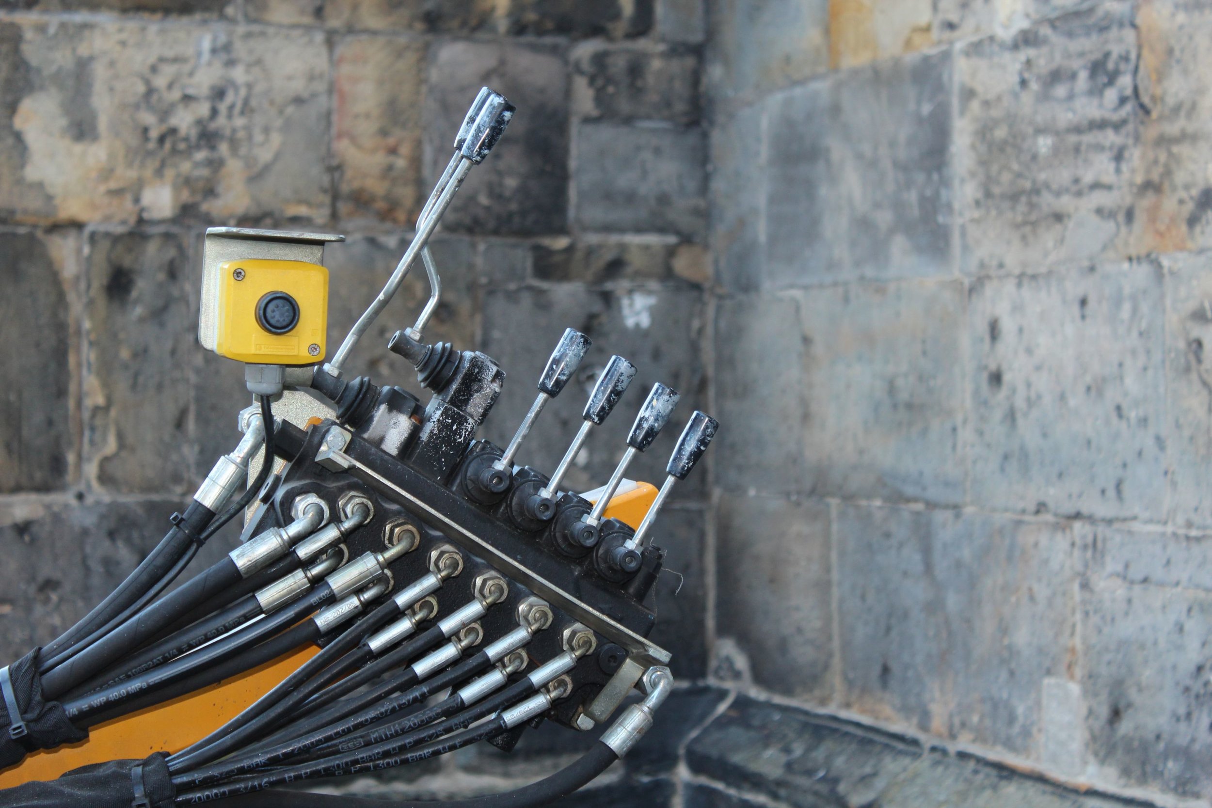 Hydraulic_control_pad_with_valves.jpg