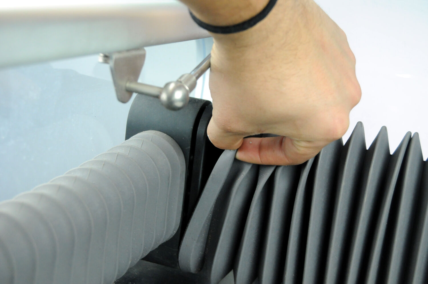 NOTE: Rough motion or tool usage can puncture the bellows material and could void the warranty