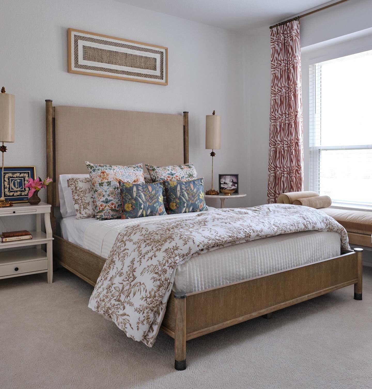 A guest bedroom all ready for guests to come visit! I love how peaceful this space feels even though there is lots of pattern play going on! It just shows that you can mix lots of colors and patterns and still get a calming space! #ruthiestaalseninte