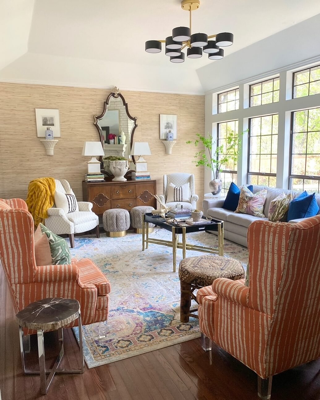 Just adding grasscloth wallpaper to one wall in this living room, added so much texture. The great thing is that it doesn&rsquo;t overpower the space. Don&rsquo;t be afraid to try new things in your home! #grassclothwallpaper #interiordesign #designt