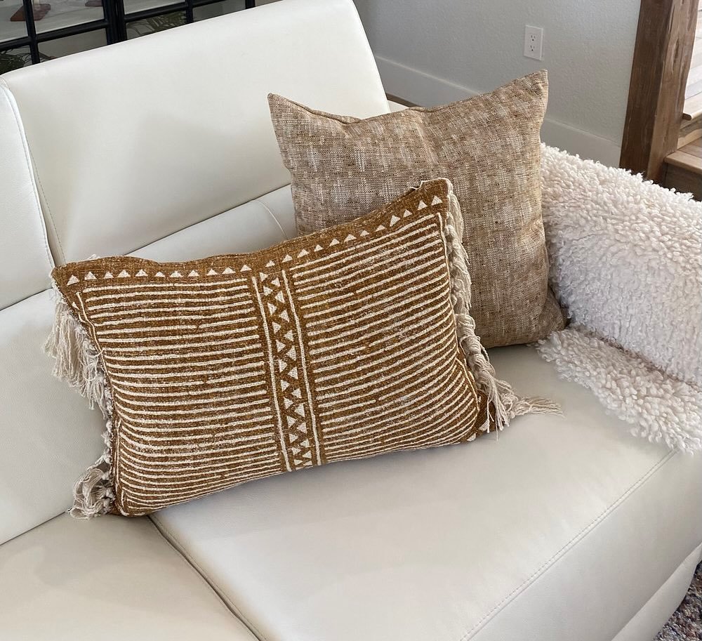 Sofa pillows are everything in a space, they help tell the story of who lives there! #pillows #interiordesign #decoratingwithpillows  #dallasdesigner #southlakeinteriordesigner #ruthiestaalseninteriors #sofapillows