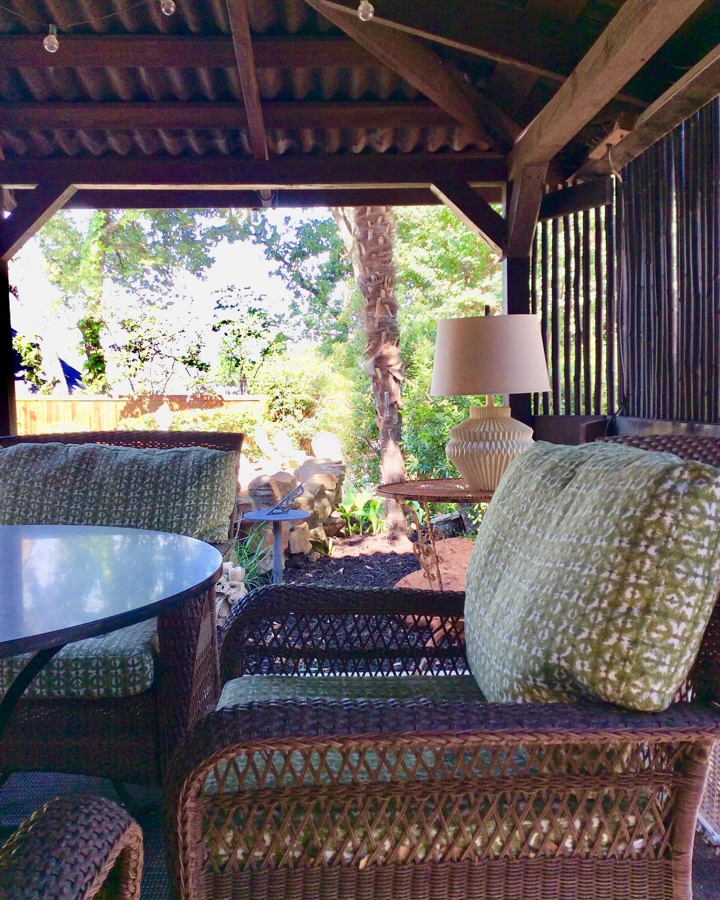 Enjoyed working outside today in our cabana. Gotta enjoy this weather while you can. Yes, I have a lamp outside and love how it looks and feels at night ❤️#revolutionfabrics #revolutionperformancefabric #greatoutdoors #outdoorspaces #performacefabric