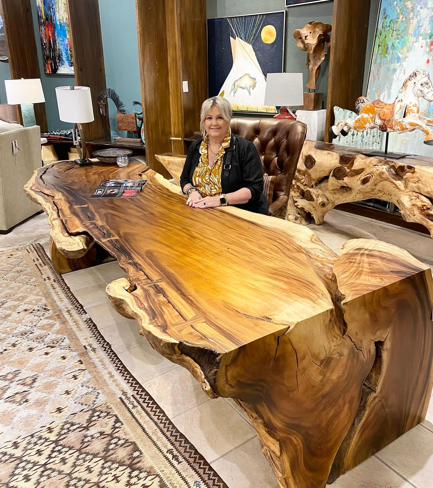 Happy Monday! Wouldn&rsquo;t you just love a desk like this? Oh the beautiful fabric samples I could lay out on this enormous desktop! @thearrangementinteriors #officespaces #ruthiestaalseninteriors #interiordesign #wooddesks #officedesign #officedes