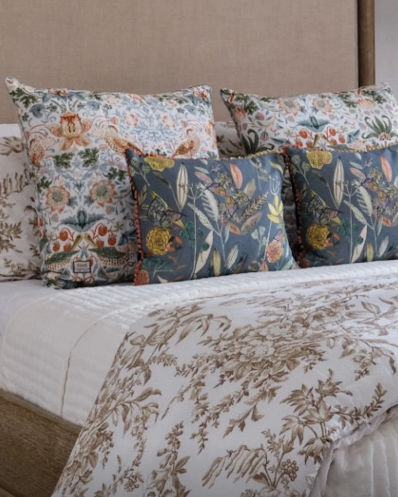 Mixing unique and unexpected patterns comes naturally to us here at Ruthie Staalsen Interiors. Having a space that has several different prints could look and feel chaotic, however we can make it feel collected and interesting. #ruthiestaalseninterio