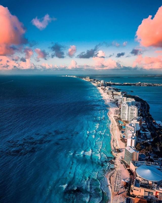 Canc&uacute;n, a Mexican city on the Yucat&aacute;n Peninsula bordering the Caribbean Sea, is known for its beaches, numerous resorts and nightlife. It&rsquo;s composed of 2 distinct areas: the more traditional downtown area, El Centro, and Zona Hote
