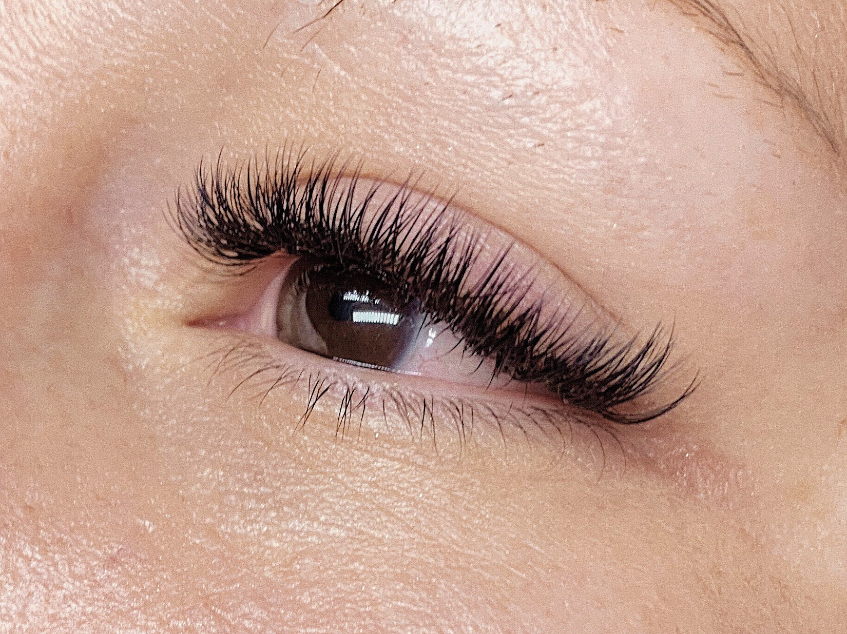 A close up of a mixed lash set with a textured look. This look was achieved using short lengths and D curl. 