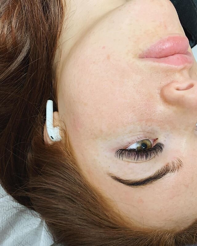 Lashes &amp; AirPods... probably two things I can&rsquo;t live without 😅 anyone else??🙋&zwj;♀️
.
.
volume set using @ebllashes // d curl // .07 // 8mm-12mm
.
.
.
.
#olashes #ebladvocate #ebllashes #eyelashextensions #eyelashartist #seattlelashes #l