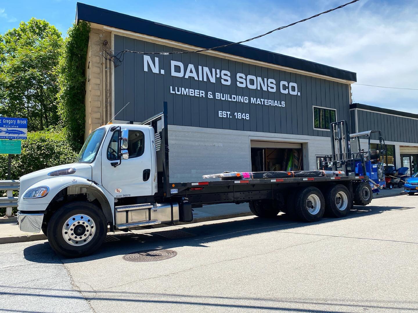 Our newest addition to the fleet!
&nbsp;
Now able to better service customers with an additional forklift option. 
&nbsp;

#supportlocal #shopsmallbusiness #familybusiness #lumberyard #buildingmaterials #lumber #delivery #westchester #westchestercoun