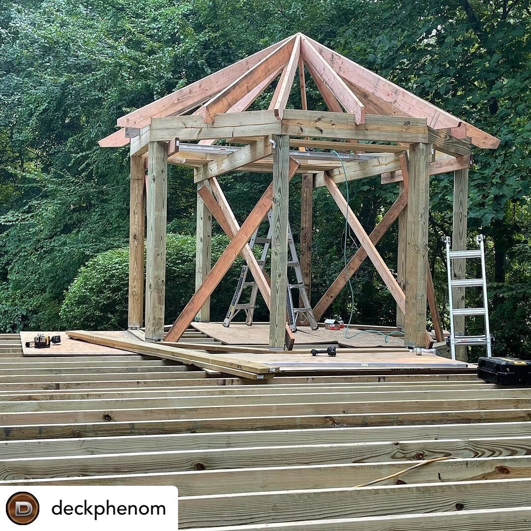 Posted @withregram &bull; @deckphenom Solid effort on this #octagon #gazebo today 💪🏻 
.
#deckphenom
.
#trexproplatinum #deck #building #framing #framed #pro #quality #skills #roof #spicedrum