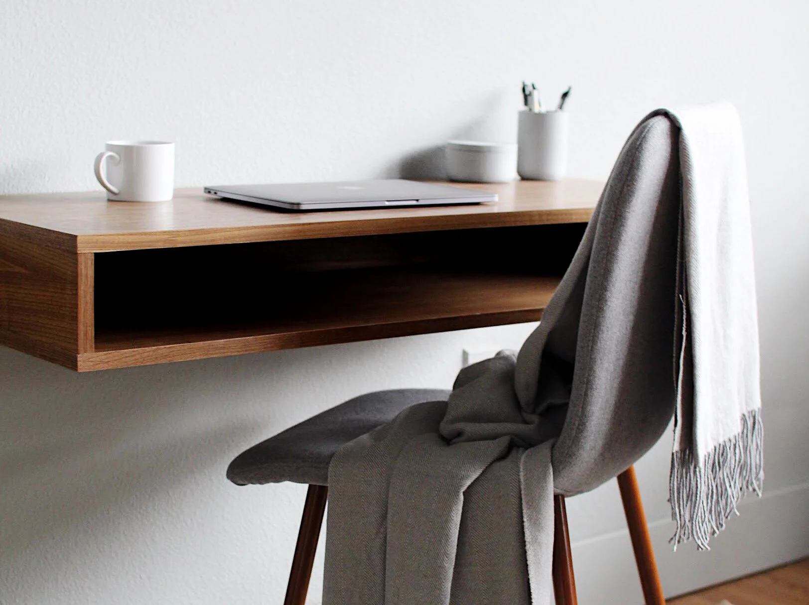 Defiant Floating Desk