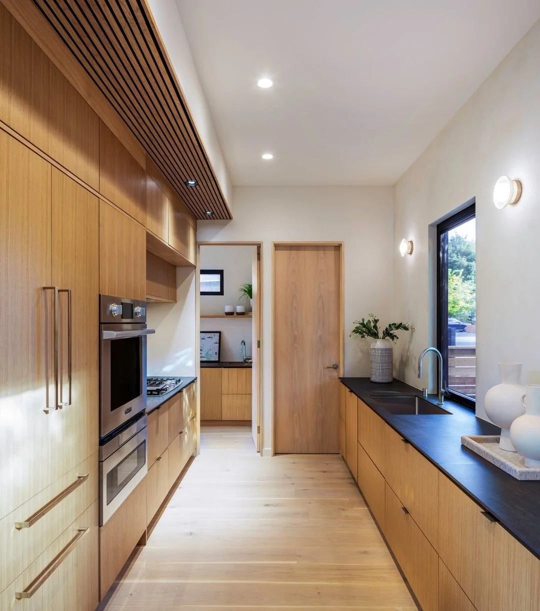 Beautiful work by @fifth_arch on this Menlo Park project using our Highside fronts in Rift White Oak. 

What a warm, inviting space.

#architecture #modern #moderndesign #ikea #ikeacabinets #sektion #whiteoak #cleanlines