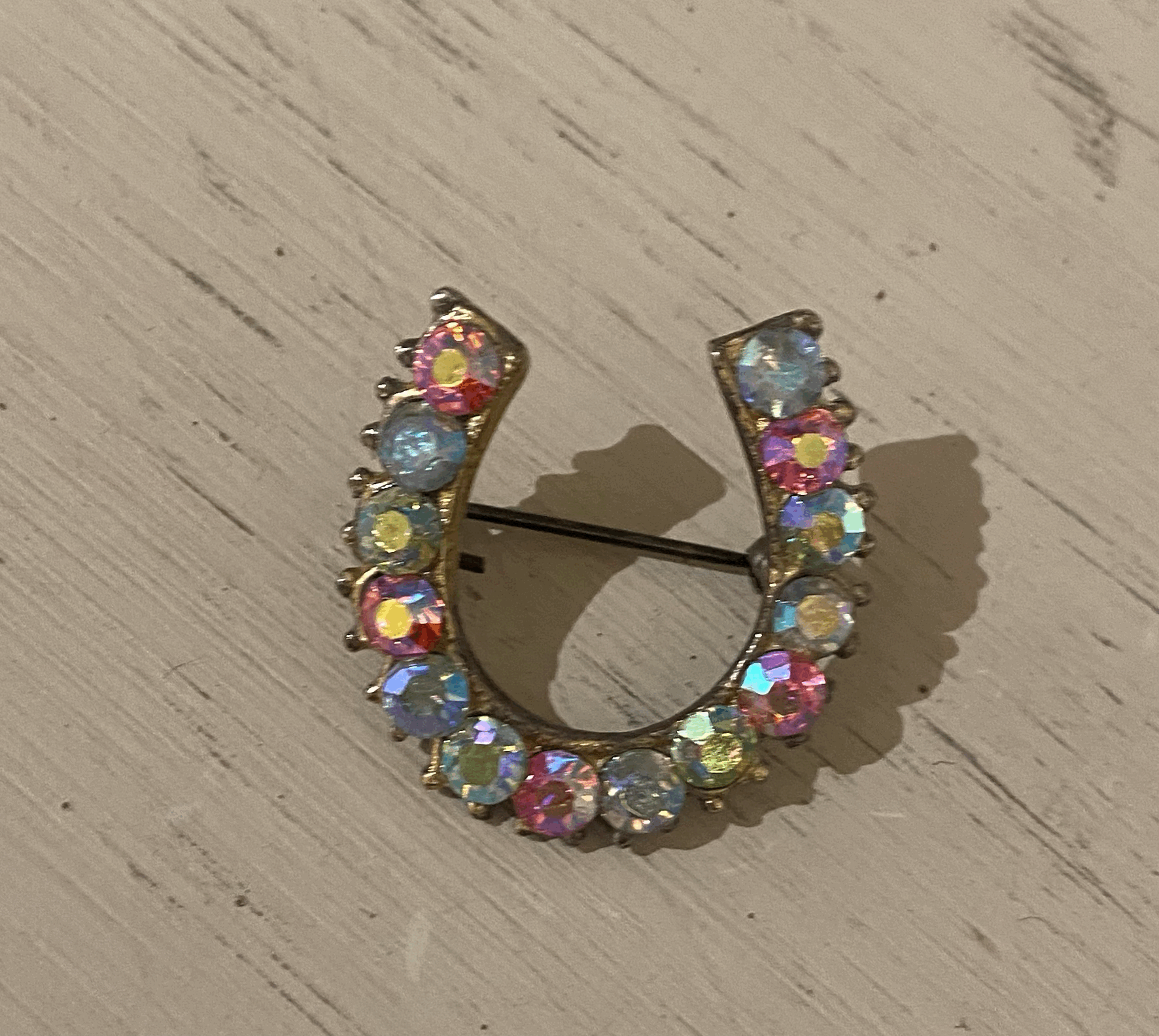 1950s horse shoe brooch
