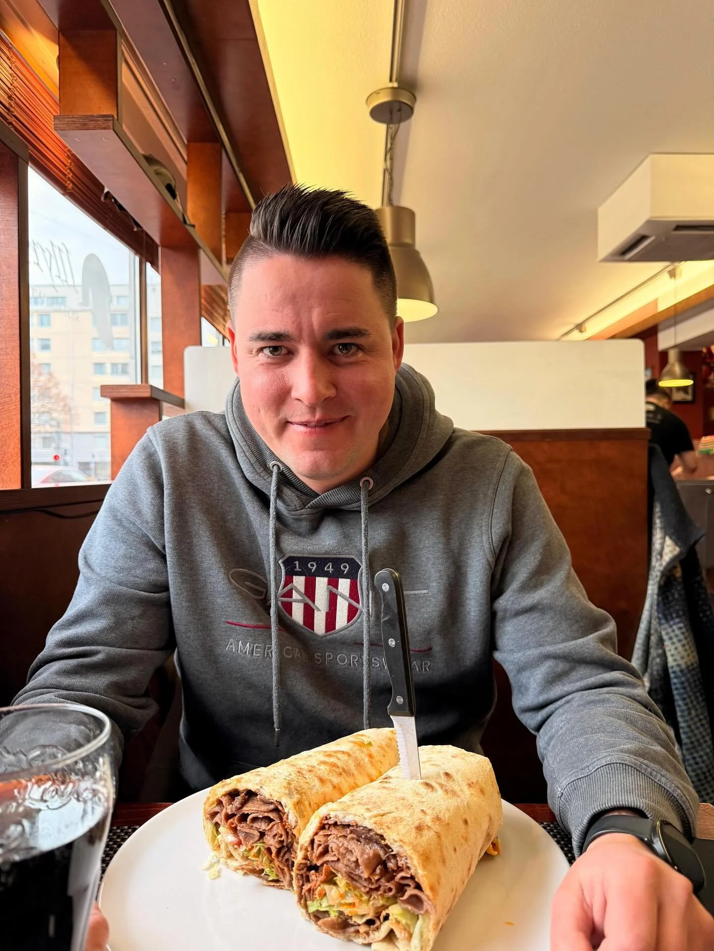 Lugnt koncept p&aring; &aring;rets f&ouml;delsedagsfestligheter🎉
Fick just den kebabrullen jag &ouml;nskade mig 🥰
Tack till v&auml;nner och bekanta som gratulerat. 
Kiitos kaikille, thank you all 🥳